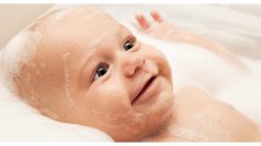Esta bebé tiene que bañarse 4 horas al día para evitar que su piel se agriete pero siempre está feliz