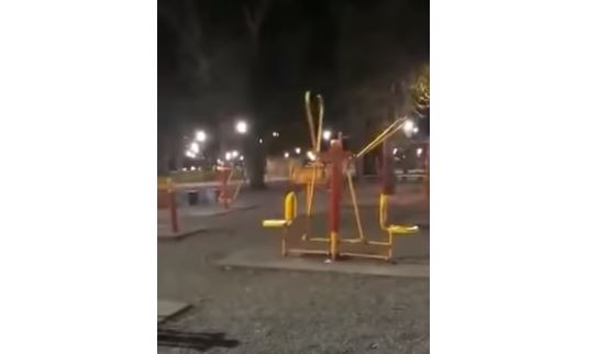 Filman "un fantasma invisible" jugando en un parque de Argentina, cerca de un cementerio (Captura de vídeo)