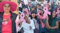 Directora con cáncer de mama llora de emoción cuando 500 alumnos le cantan para darle esperanza