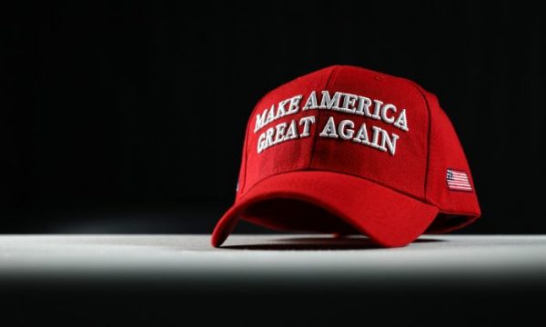 A Make America Great Again, o "MAGA", el lema de Trump en una gorra. (Crédito: La Gran Época)