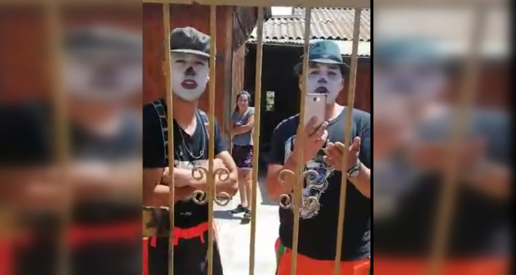 Grupo de mimos denunciados por usurpar casa de veraneo. (Captura de video)