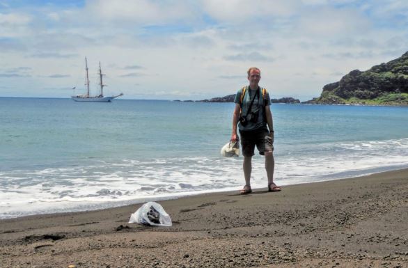 El investigador de la NASA, Dan Slayback, de pie en la playa de Hunga Tonga-Hunga Ha'apai sorprendido al encontrar vegetación floreciente y aves junto a un barro que no se sabe de dónde viene. (NASA)