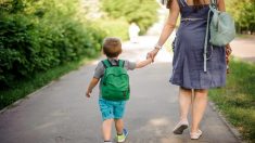 El corazón de una madre explota cuando ve la foto de su hija cuidando a su hermanito en la escuela