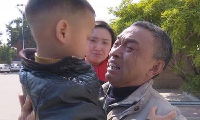 Feng viendo a su nieto por primera vez en más de un año, después de que la policía lo encontrara. (Beijing Youth Daily/weibo.com)