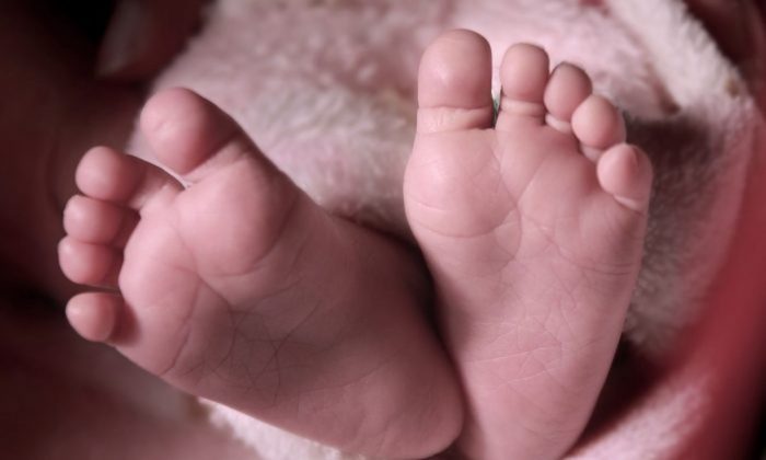Foto de archivo de los pies de un bebé (Vitamin/Pixabay)