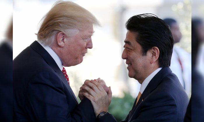 El presidente Donald Trump (izq.) saluda al primer ministro japonés Shinzo Abe cuando llega a la Casa Blanca el 10 de febrero de 2017 en Washington, DC. (Mario Tama/Getty Images)