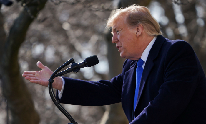 El presidente de Estados Unidos, Donald Trump, responde preguntas en el Jardín de las Rosas, en la Casa Blanca, el 15 de febrero de 2019. (Brendan Smialowski/AFP/Getty Images)