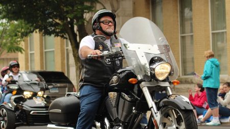 Abuelo motociclista hace todo por su nieta pero nunca imaginó un desafío mayor: ¡bailar con pompones!