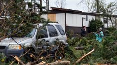 Una veintena de tornados destrozan casas en el sur de EE.UU. y el peligro se mantiene
