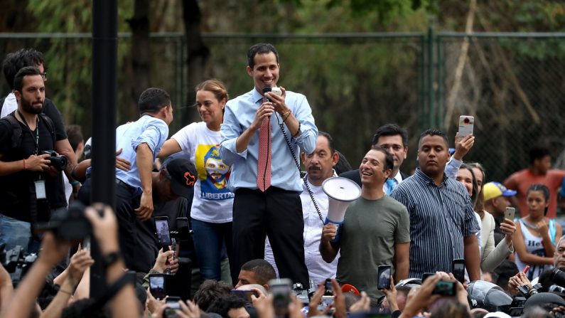 
Juan Guaidó (c), presidente interino de Venezuela, habla durante una manifestación convocada para rechazar el apagón que ha afectado a casi todo el territorio venezolano, en el Parque Cristal, en Caracas, Venezuela, el 12 de marzo de 2019. EFE
