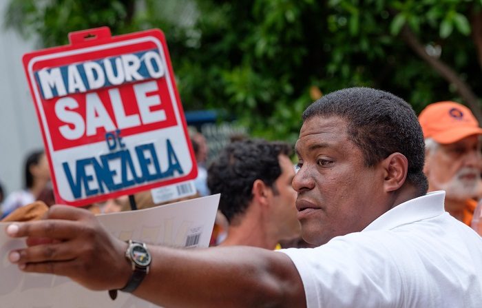 La Organización de Venezolanos Perseguidos Políticos en el Exilio (Veppex) exhortó este viernes al presidente encargado, Juan Guaidó, a que solicite a la OEA y otros organismos internacionales una "intervención humanitaria" en Venezuela. EFE/Andy Ale