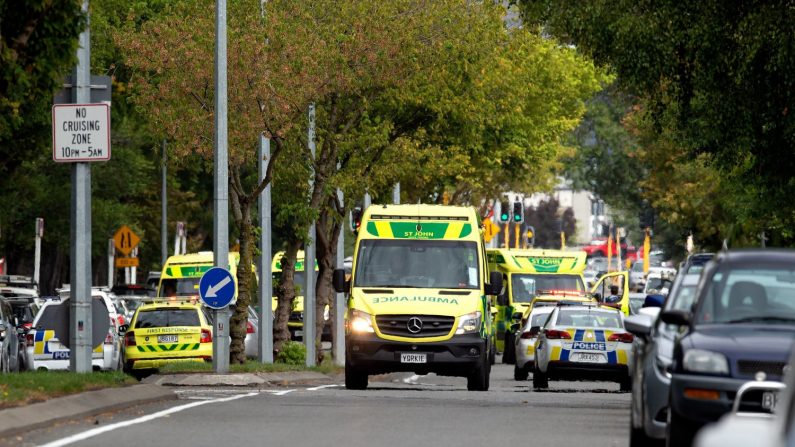 Ambulancias y policías fuera de la mezquita después de un tiroteo que resultó en múltiples muertes y lesiones, este viernes en Masjid Al Noor en Deans Avenue, en Christchurch (Nueva Zelanda). EFE
