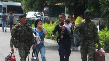 Militares venezolanos exiliados podrán trabajar como civiles en Colombia, acuerdan Duque y Guaidó