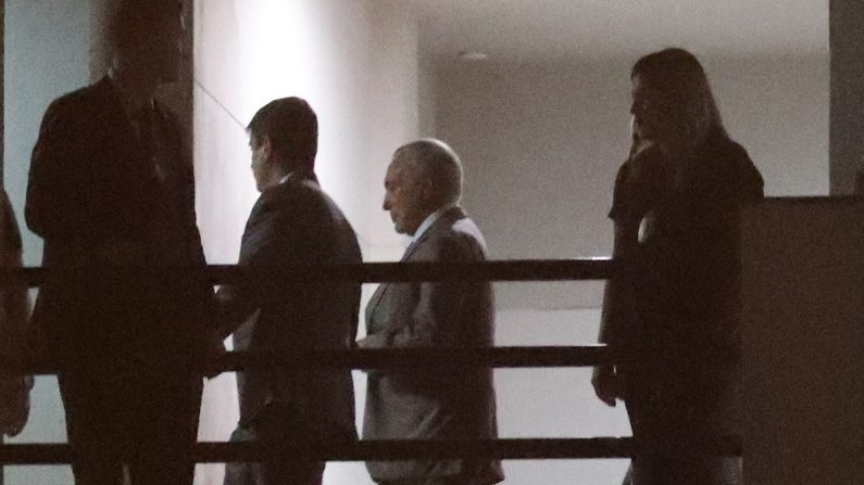 El expresidente brasileño Michel Temer (c) llega el 21 de marzo de 2019 a la sede de la Policía Federal de Río de Janeiro (Brasil). Temer, arrestado en el marco de la Operación Lava Jato, se convirtió en el segundo exmandatario de Brasil en ser detenido vinculado a la mayor operación contra la corrupción en la historia del país, tras Luiz Inácio Lula da Silva (2003-2010). EFE/Marcelo Sayao