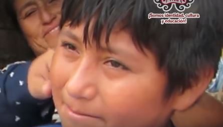 Cámaras registran alumno peruano haciendo tareas escolares bajo un poste de alumbrado público