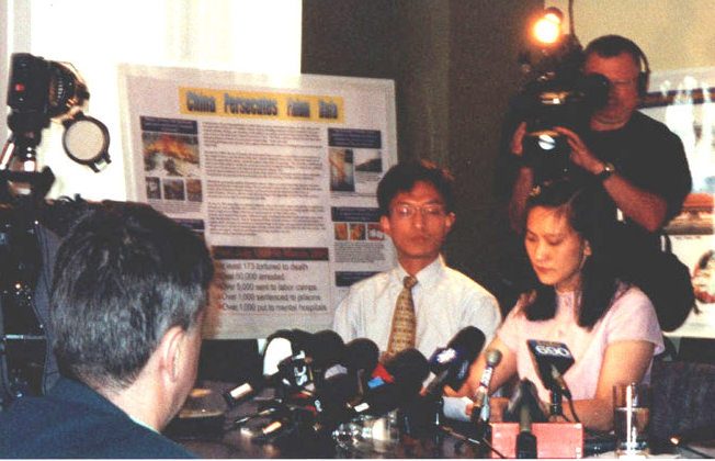 Ying Zhu (der.) habla de su terrible experiencia en China en una conferencia de prensa en Montreal el 22 de junio de 2001, poco después de su regreso a Canadá. Más de 20 medios de comunicación estuvieron presentes en la conferencia de prensa. (La Gran Época)