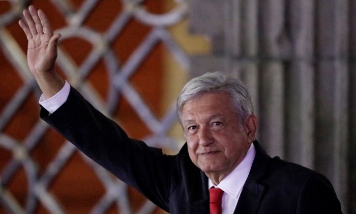 El presidente de México, Andrés Manuel López Obrador, en el Palacio de Minería después del primer debate presidencial en la Ciudad de México, México, 22 de abril de 2018. (REUTERS/Henry Romero