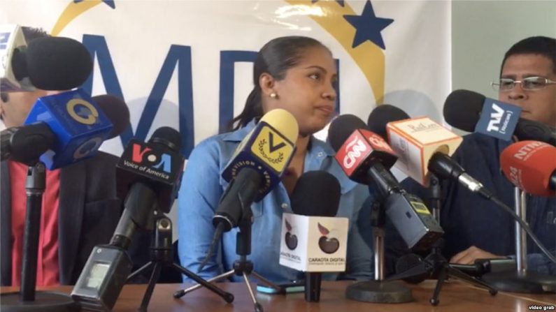 La diputada oficialista Kelly Perfecto se encontraba en Caracas cuando funcionarios de la policía llegaron a su casa materna fuera de la ciudad preguntando por ella. (VOA)