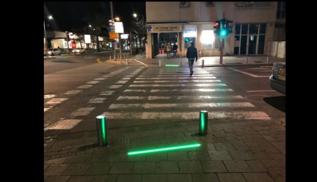 Una foto tomada el 13 de marzo de 2019 muestra luces LED a nivel del suelo instaladas para advertir a los peatones que envían mensajes de texto antes de cruzar la carretera en la ciudad costera de Tel Aviv. (Foto de JACK GUEZ / AFP) (El crédito de la foto debe leer JACK GUEZ/AFP/Getty Images)