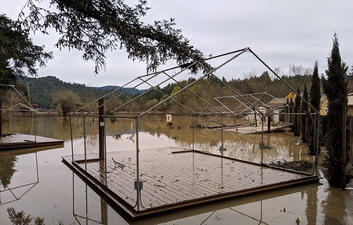 Fotografía de una casa movil inundada este viernes en Guerneville, localidad de 4.500 habitantes situada en el valle del río Russian, en el condado de Sonoma, California (EE.UU.). Los vecinos del norte de California (EE.UU.) iniciaron este viernes los esfuerzos de reconstrucción tras un episodio de fuertes lluvias que han desbordado un río y ha causado la peor inundación en la zona en más de veinte años, con miles de hogares afectados y vecinos evacuados. EFE/Marc Arcas.