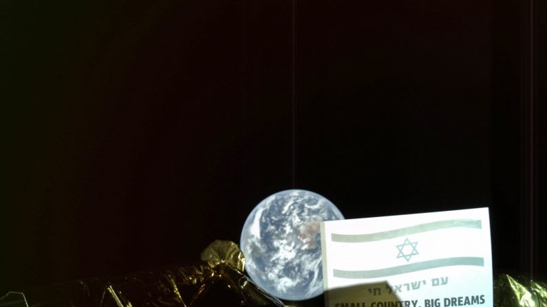  Fotografía cedida por SpaceIL, y Aeroespacial de Israel (IAI), del módulo lunar israelí "Bereshit" (Génesis) que ha mandado este martes su primer "selfie" desde el espacio, a 37.600 kilómetros de la Tierra, en su camino hacia la Luna donde está previsto que se pose el próximo 11 de abril. EFE/SpaceIL/Aeroespacial de Israel . EFE