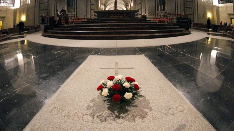 Fotografía de archivo tomada el 3 de diciembre de 2011 que muestra el interior de la basílica del Valle de los Caídos donde está enterrado el dictador Francisco Franco. EFE/JAVIER LIZÓN