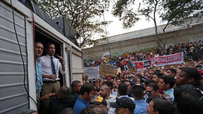 El presidente encargado de Venezuela, Juan Guaidó, habla luego de lograr pasar una manifestación de chavistas en la parroquia El Valle, en Caracas (Venezuela). EFE/ Rayner Peña