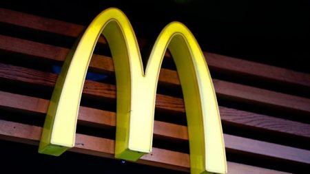 Encuentran materia fecal en pantallas táctiles y utensilios de McDonald´s, revela informe