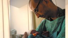 Papá brasilero reza junto a la cuna de su bebé recién nacido y su humilde acto de fe sacude a Internet