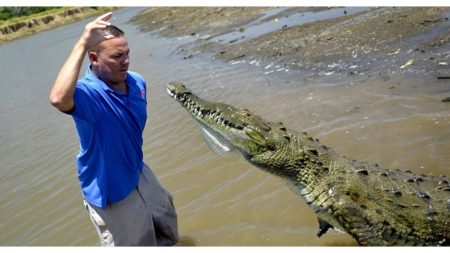 Pescador australiano pasa el susto de su vida al ser perseguido por un cocodrilo devorador de humanos