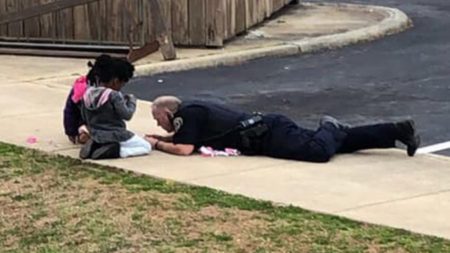 La imagen de un policía jugando con niños para calmarlos de un susto pone felices a las redes