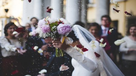 3 hermanas simulan sus bodas para que su papá con enfermedad terminal pueda morir feliz