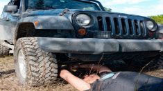 Mamá los envía castigados afuera y escuchan gritos de ‘ayuda’ del vecino atrapado debajo de un jeep