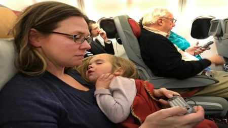 Mamá llora de emoción cuando un pasajero de primera clase cede su asiento para su bebé con oxígeno