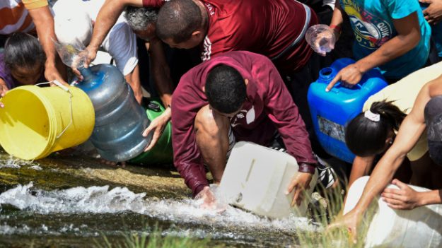 Quinto día de apagón en Venezuela agrava la crisis, el acceso al agua y a los productos básicos