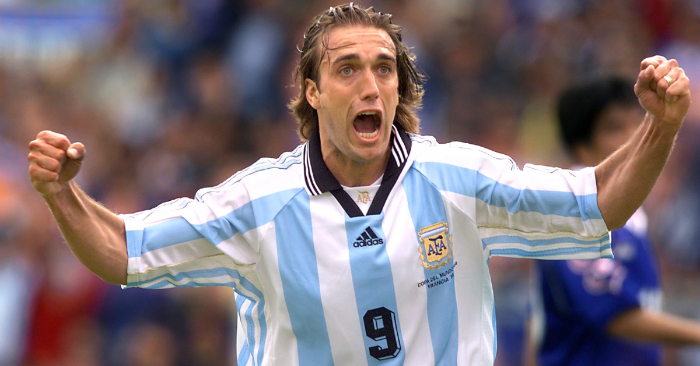 El delantero argentino Gabriel Batistuta marca un gol el 14 de junio en el estadio de Toulouse durante el partido del Grupo H de la Copa Mundial de Fútbol 1998 entre Argentina y Japón (Foto de DANIEL GARCIA/AFP/Getty Images)