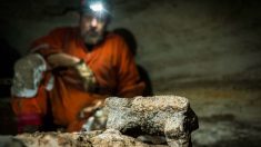Arqueólogos mexicanos descubren cientos de objetos mayas intactos en cueva de Chichén Itzá