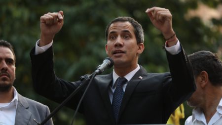 Guaidó confirma huida de 16 guardias que participaron en levantamiento contra Nicolás Maduro