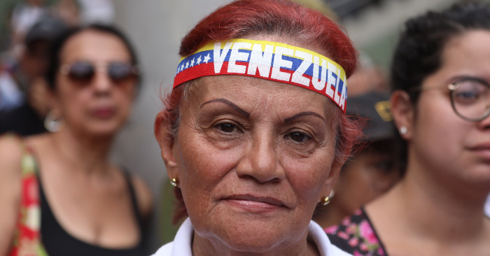 Seguidores del presidente encargado de Venezuela, Juan Guaidó, participan en una manifestación con motivo del Día Internacional de la Mujer este viernes en la plaza Palos Grandes, sector Chacao, en Caracas (Venezuela). EFE/Rayner Peña