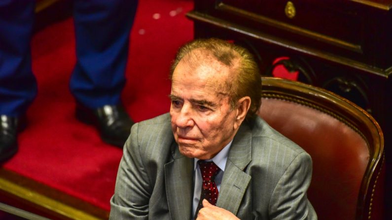 El senador por La Rioja y expresidente argentino, Carlos Saúl Menem, en una votación del Senado el 8 de agosto de 2018 en Buenos Aires, Argentina. (Amilcar Orfali/Getty Images)