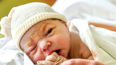 A segundos de nacer este “bebé fortachón” se agarra del médico y no lo deja ir