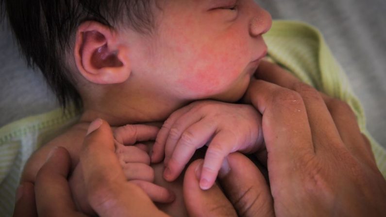 Foto de archivo de una madre sosteniendo a su bebé recién nacido. (Foto de LOIC VENANCE / AFP)