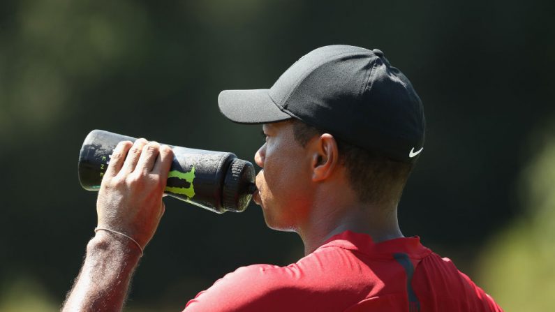 Tiger Woods de los Estados Unidos bebe de una botella de Monster Energy durante la ronda final del Campeonato Dell Technologies en TPC Boston el 3 de septiembre de 2018 en Norton, Massachusetts. (Patrick Smith/Getty Images)