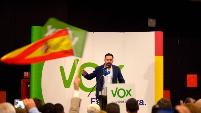 Santiago Abascal, líder del partido español VOX, pronuncia un discurso durante una reunión de campaña previa a las elecciones regionales en Andalucía, el 26 de noviembre de 2018 en Granada (CRISTINA QUICLER/AFP/Getty Images)
