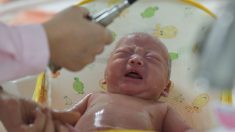 Madre ucraniana apuñala a su bebé recién nacida por un ataque de celos