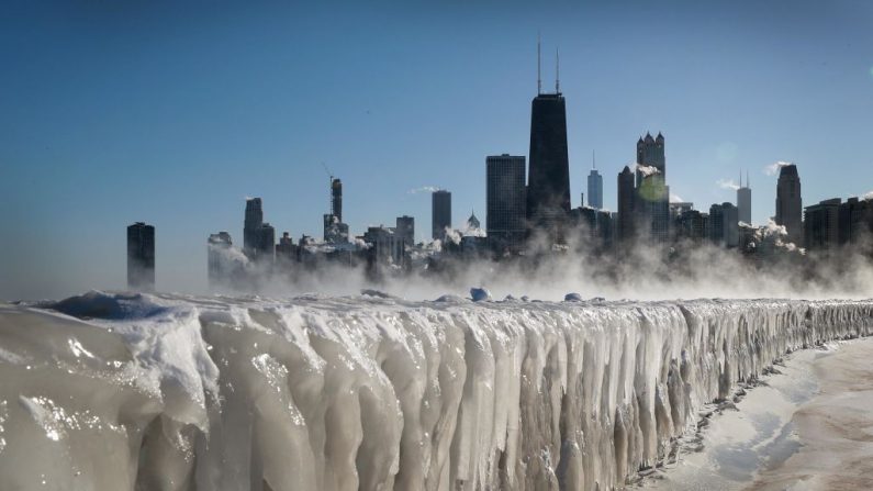 El hielo cubre la costa del Lago Michigan el 30 de enero de 2019 en Chicago, Illinois. (Scott Olson/Getty Images)