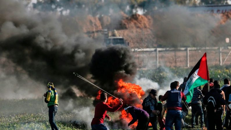 Los manifestantes palestinos queman neumáticos durante una manifestación cerca de la valla a lo largo de la frontera con Israel, al este de la ciudad de Gaza, el 22 de febrero de 2019. - Un adolescente palestino fue asesinado hoy por fuego israelí durante los enfrentamientos a lo largo de la frontera de Gaza..(Foto de MAHMUD HAMS/AFP) (Crédito de la foto debe leer MAHMUD HAMS/AFP/Getty Images)