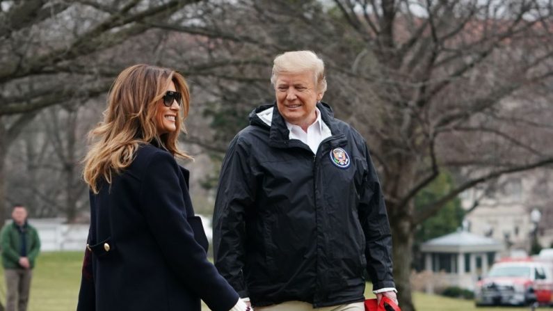 La primera dama Melania Trump se une al presidente de los Estados Unidos, Donald Trump, para embarcar en Marine One antes de partir desde el Jardín Sur de la Casa Blanca el 8 de marzo de 2019 en Washington, DC. - Trump se dirige a Alabama para examinar los daños del tornado antes de pasar el fin de semana en su resort Mar-a-Lago en Florida. (MANDEL NGAN/AFP/Getty Images)