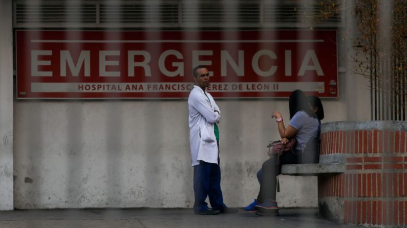 Un médico en la entrada del hospital Ana Francisca Pérez de León en Caracas el 8 de marzo de 2019, durante el peor apagón de la historia de Venezuela. (CRISTIAN HERNANDEZ/AFP/Getty Images)