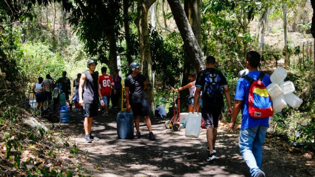 Llega agua en Venezuela de mal olor y color negro intenso